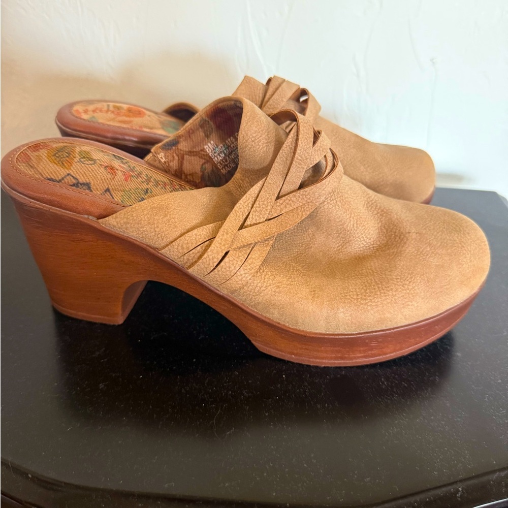 BOC NWT Women's Tan Clogs